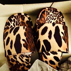 Natori animal print slides